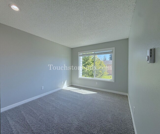 Building Photo - Updated 3 BR Apartment with Patio in Portland