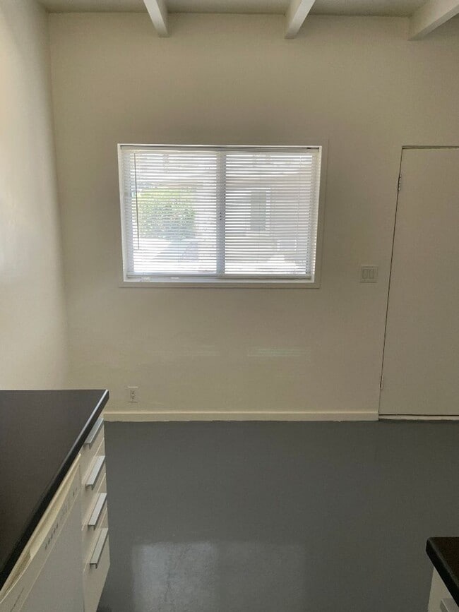 Building Photo - 540 S Mountain View Dr