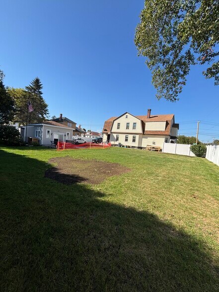 Building Photo - 460 Burncoat St