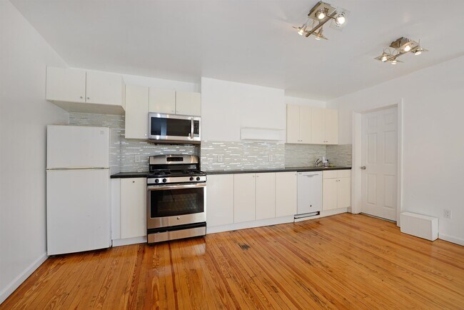 Building Photo - 321 5th St