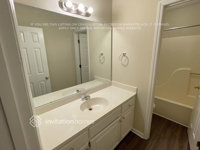 Building Photo - 2620 Woodcrest Dr SW