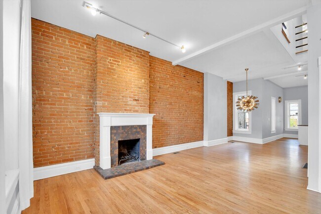 Building Photo - Architecturally Stunning Curtis Park Townhome With Historic Charm