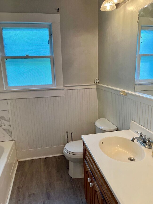 Building Photo - Charming Cottage in the Heart of Hammond! ...