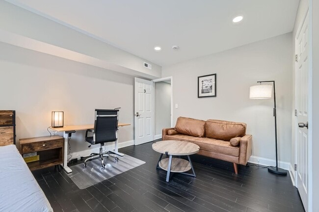 Building Photo - 1019 E Preston St