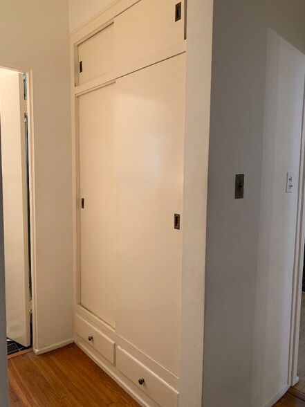 Building Photo - 520-522 N Rossmore Ave