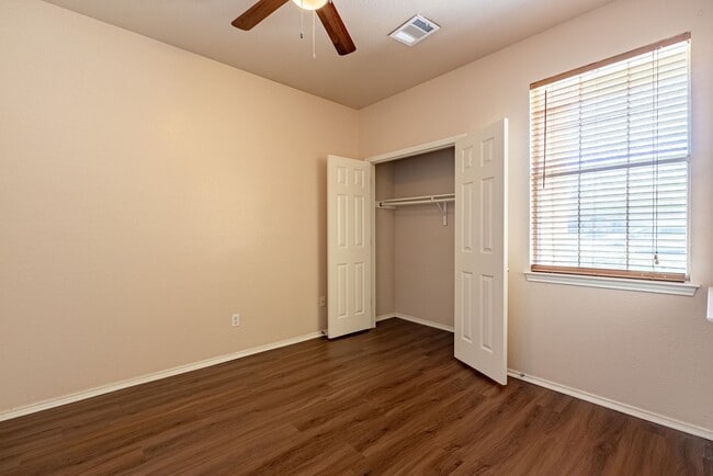 Building Photo - Beautiful 3 bedroom, 2 bathroom home in We...