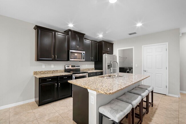 Building Photo - Stunning  2-bedr 2-bath+ Den/office home located in the desirable Lindsford in Fort Myers