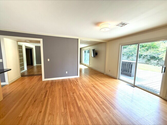 Building Photo - 1004 Brookside Dr
