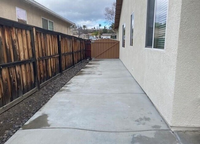 Building Photo - CLEAN ~ TURNKEY ~ SINGLE STORY ~ 4 BEDROOM / 2 BATH