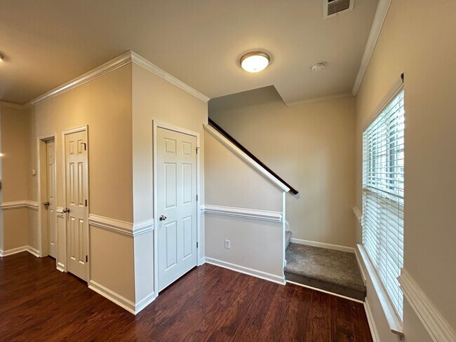 Building Photo - Immaculate beautiful 3-bedroom, 2.5-bath t...