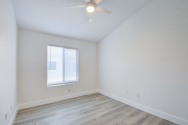Building Photo - Gorgeous 3 bedroom 2.5 bathroom Townhome c...