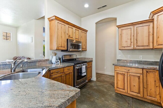 Building Photo - 3 bed 2 bath home!