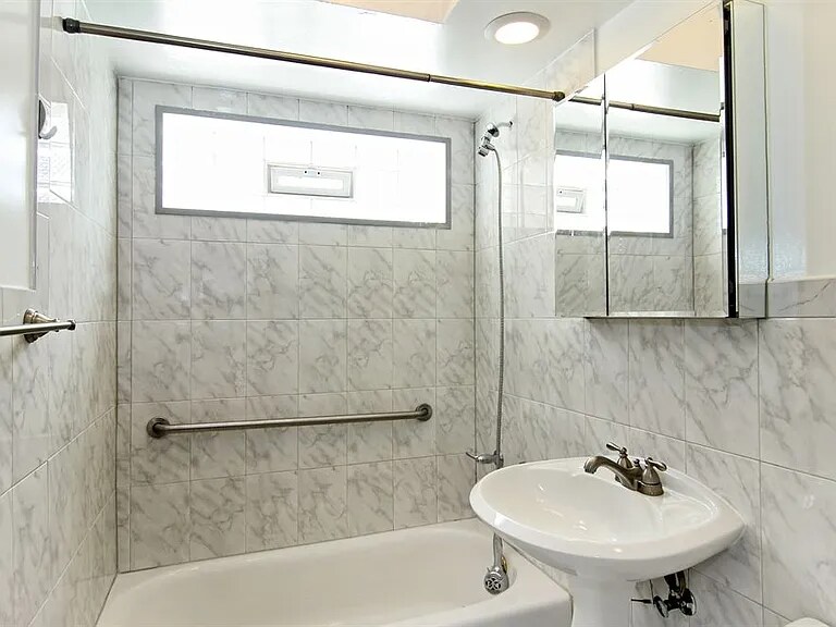 Building Photo - 2450 W Berwyn Ave