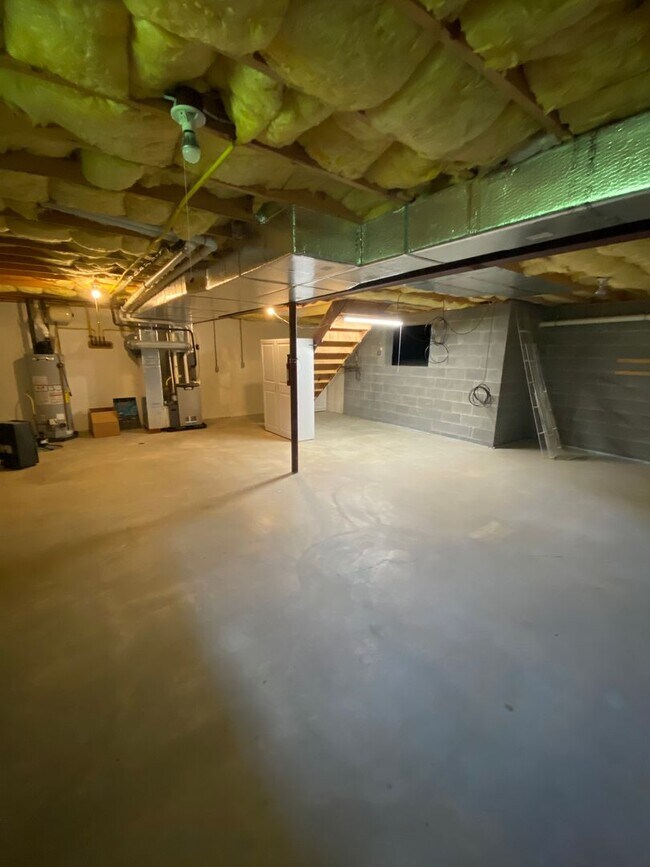 Building Photo - Beautiful 3 BR End Unit Townhouse in Summit Hills!