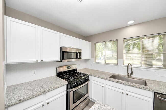 Building Photo - 18178 Woodsdale Ct