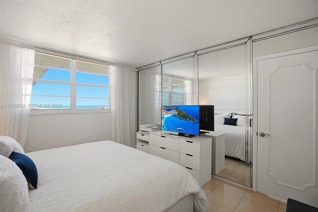 Building Photo - 465 Ocean Dr