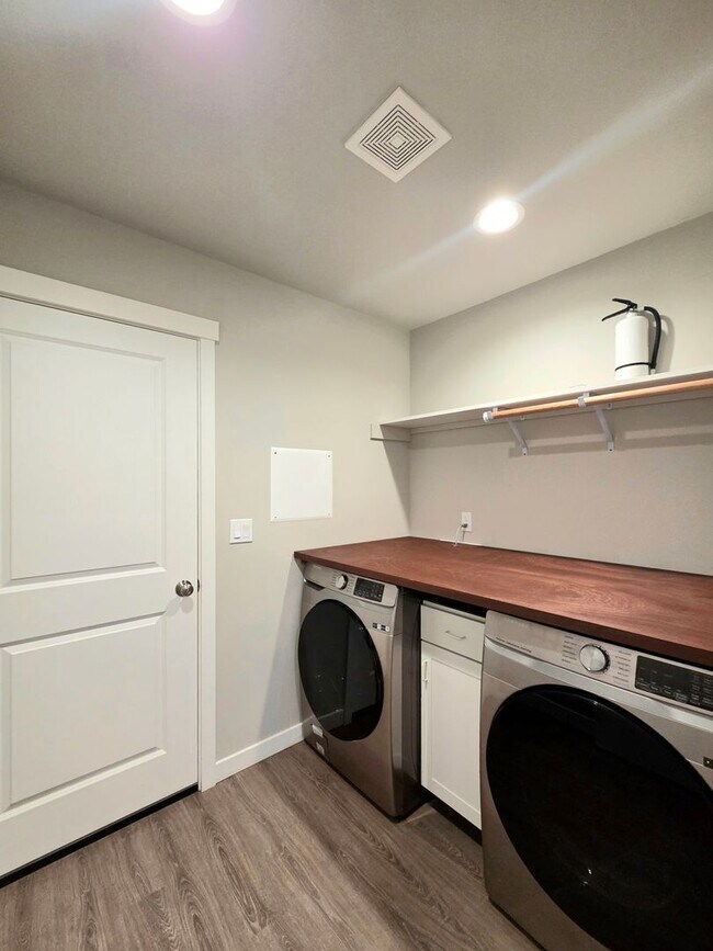 Building Photo - Modern 3 Bed / 2 Bath Rambler | Fully Fenced Yard + 2-Car Garage | Newer Neighborhood