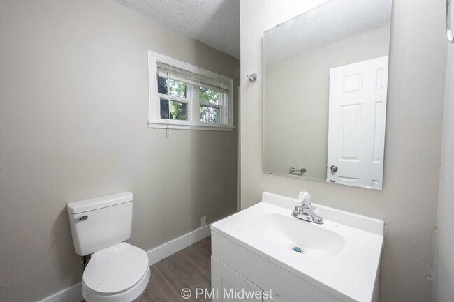 Building Photo - "Charming Urban Retreat: Cozy 1-Bedroom Ap...