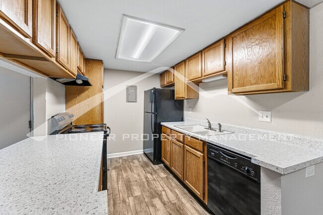 Building Photo - Spacious Condo with Washer/Dryer and Central AC