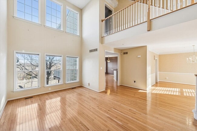 Building Photo - Avaible now, 3B/2.5B Townhome in Whiteland Woods!