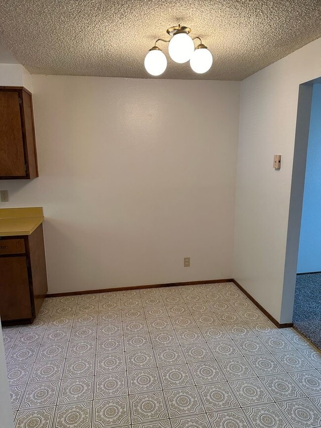 Building Photo - 2 bedroom 1.5 bathroom duplex in quiet Thu...