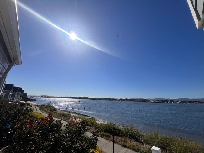 Building Photo - STUNNING 3 bed 2.5 bath Condo on the Colum...