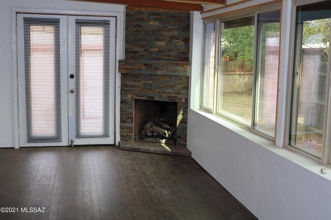 Building Photo - 1202 N Tucson Blvd