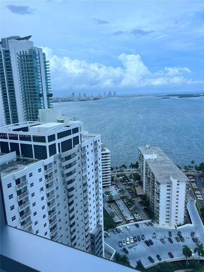 Building Photo - 1435 Brickell Ave