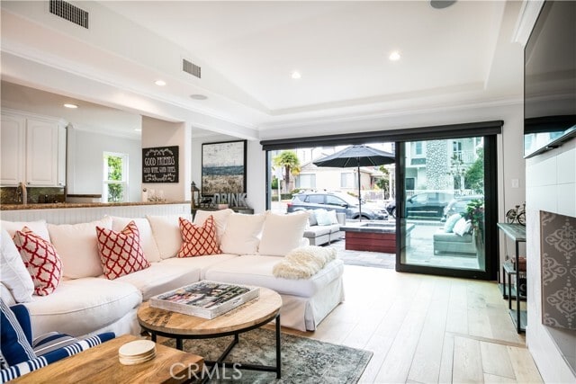 Building Photo - 617 Begonia Ave