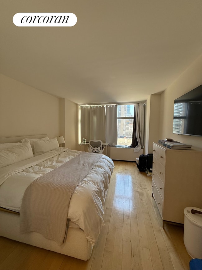Building Photo - 160 W 66th St