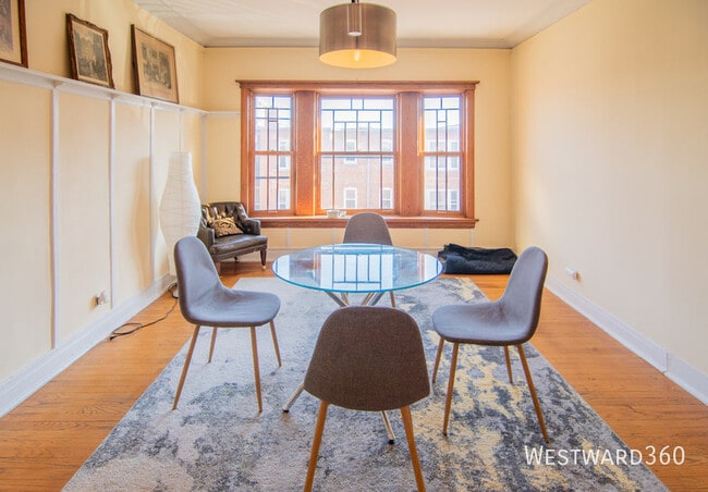 Building Photo - 844 W Lakeside Pl