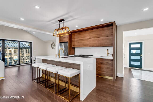 Building Photo - 320 Silver Lagoon Dr