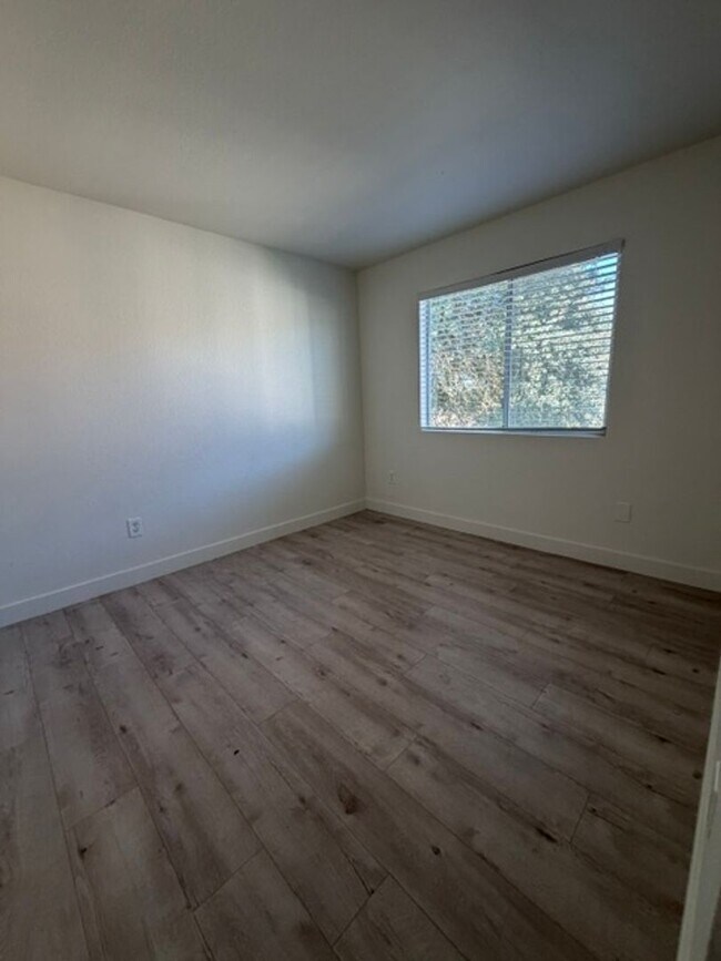 Building Photo - Very Nice 2 Bedroom and 2 Bathroom Apartment $2,300 + $175.00 WSG