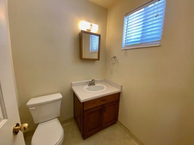 Building Photo - SPACIOUS HOME FOR RENT!