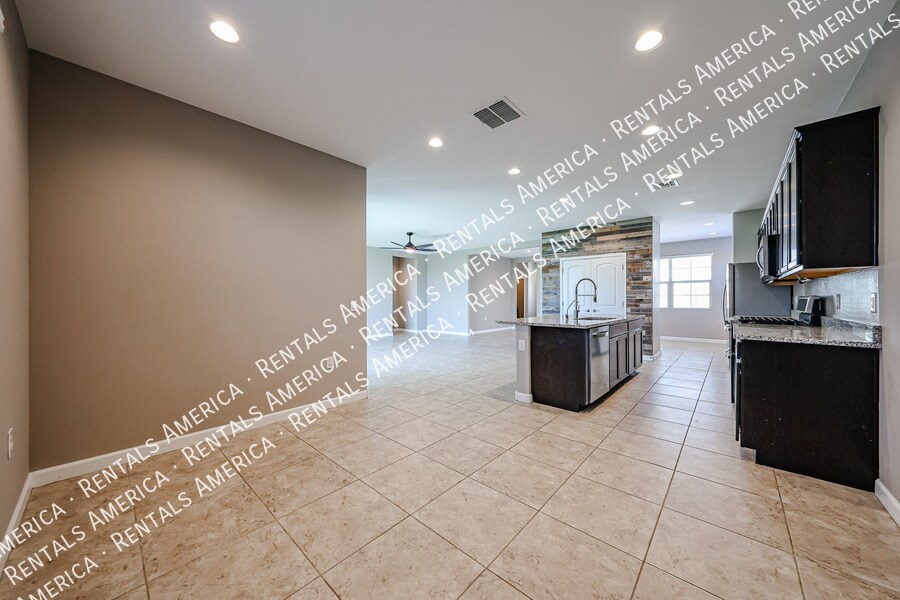 Building Photo - 29539 W Whitton Ave