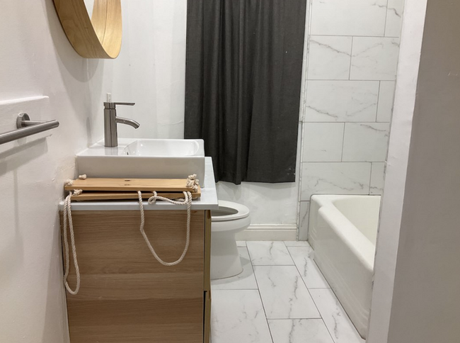 Building Photo - 2 bedroom 1 bath Duplex unit w/remodeled k...