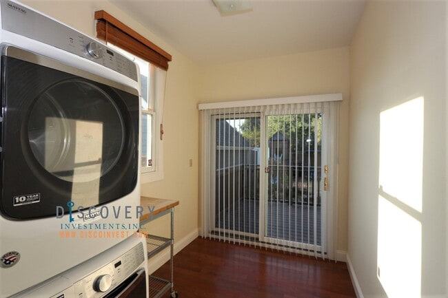 Building Photo - Charming South Berkeley Home for Lease