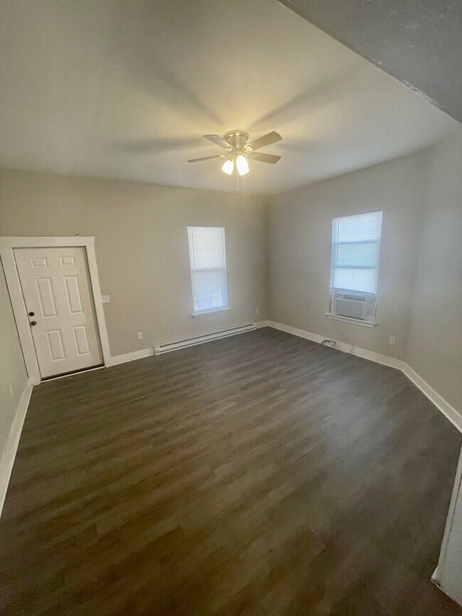 Building Photo - 119 S Pine St