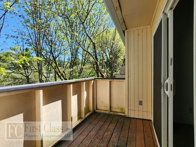 Building Photo - 3618 SW Beaverton Hillsdale Hwy