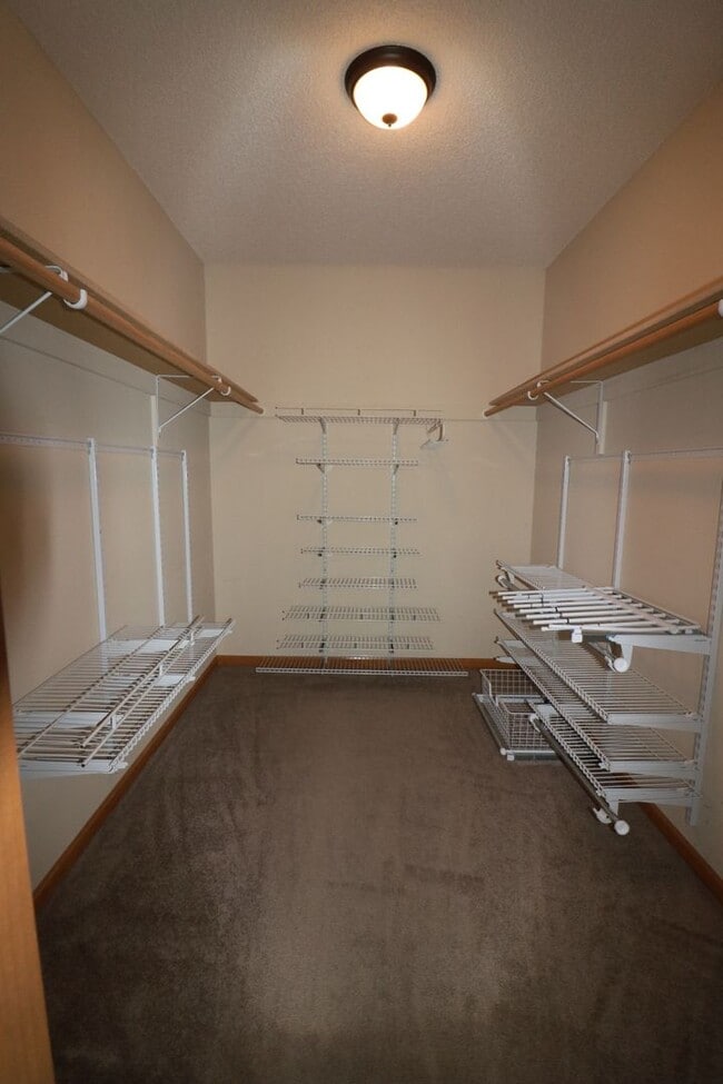 Building Photo - Beautiful 3 bedroom home just minutes from Manhattan and Fort Riley!