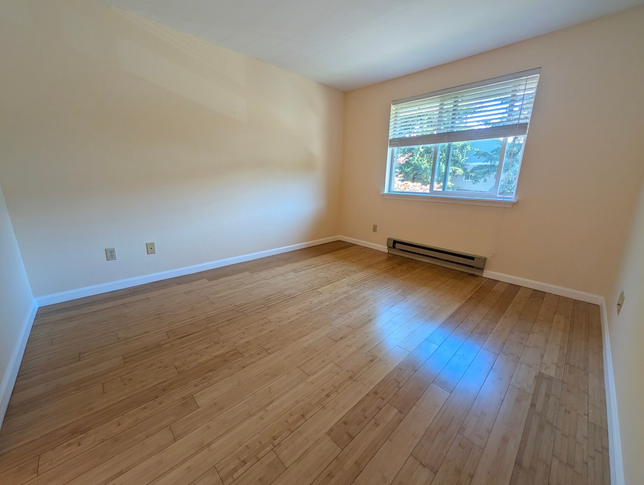 Building Photo - 4316 W Lake Sammamish Pky SE