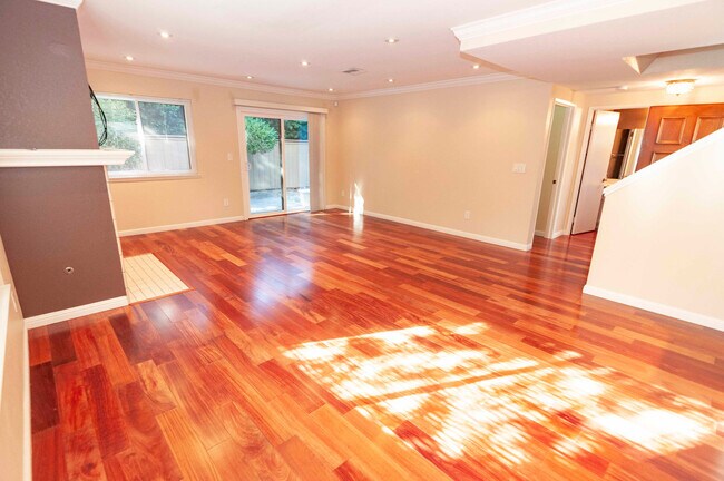 Building Photo - Quiet and Spacious 2 story townhouse in be...