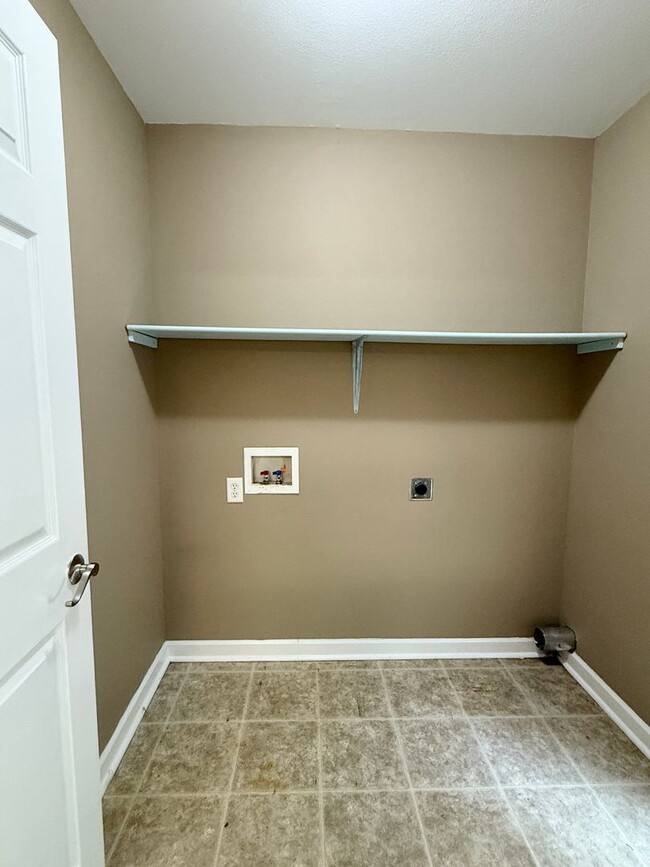 Building Photo - Charming 3-Bedroom Home in Peaceful Apostl...
