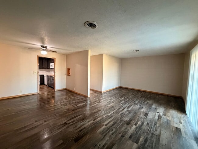 Building Photo - Available Now!! 1 Bedroom, 1 Bath Upper Level Remodeled Apartment for Rent!!