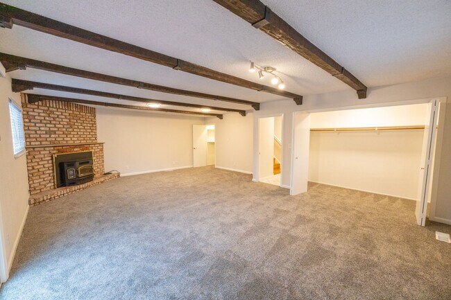 Building Photo - Large updated home in San Mateo Village!