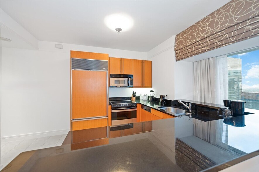 Building Photo - 1435 Brickell Ave