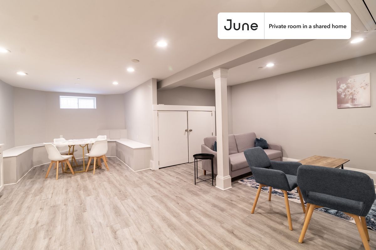 Building Photo - Private bedroom in 4 bed/2 bath Home
