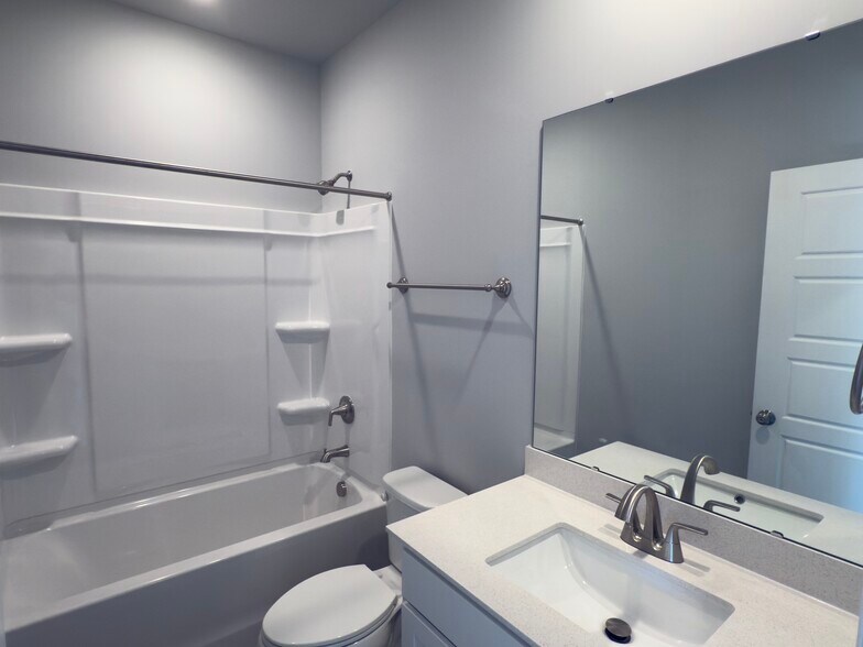 Hall Bath - 10536 Pleasant Br Dr