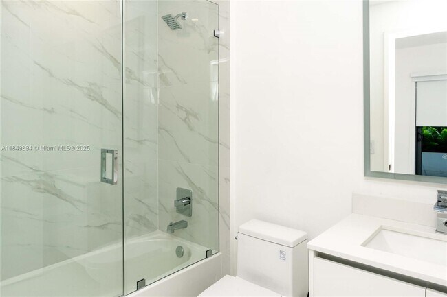 Building Photo - 700 NE 24th St