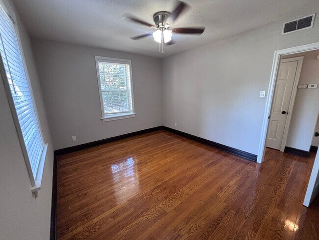 Building Photo - One-Bedroom Apartment in Dogtown*In-Unit W...